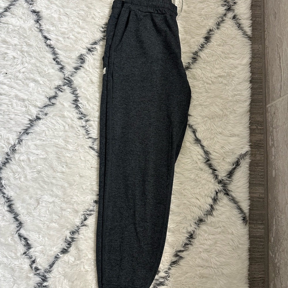 Vuori performance Jogger in charcoal